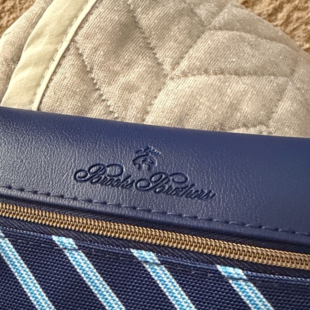 UNITED AIRLINES SAKS FIFTH AVENUE BLANKET FIRST CLASS THROW BROOKS BROTHERS BAG - Picture 5 of 8